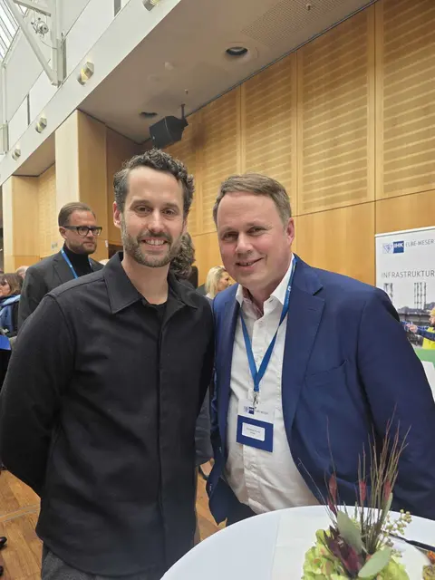 Fabian Stackmann (GF Ernst Stackmann GmbH &amp; Co. KG) und Christoph Kunst (WOCHENBLATT-Geschäftsführer) im konstruktiven Austausch
 | Foto: Juliett Schinner