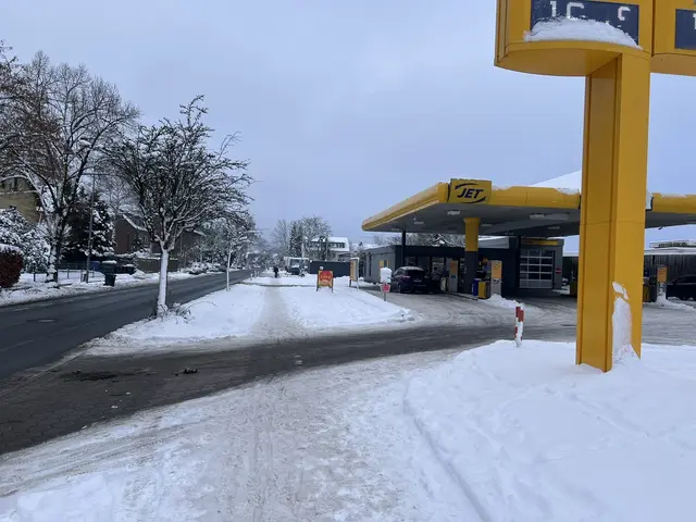 An der Bremer Straße ist der Fußweg verschneit bis matschig, aber nicht geräumt | Foto: privat