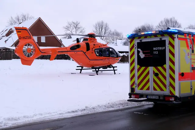 Der Rettungshubschrauber landete in der Ortsmitte | Foto: Rolf Hillyer-Funke/ Feuerwehren SG Oldendorf-Himmelpforten