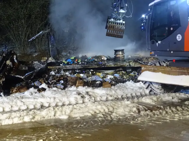 Ein Bagger half, die Ladung auseinanderzuziehen, damit versteckte Glutnester gelöscht werden konnten | Foto: Feuerwehr Hanstedt