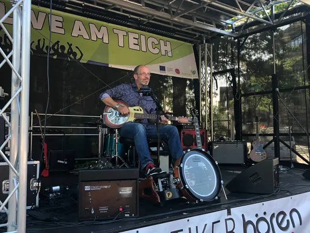 Stefan Ebel alias McEbel sorgt als One-Man-Blues-Band - hier bei „Live am Teich“ (2024) - im Kulturbahnhof Holm-Seppensen für Stimmung | Foto: Feuer &amp; Flamme für Kultur in Buchholz e.V.