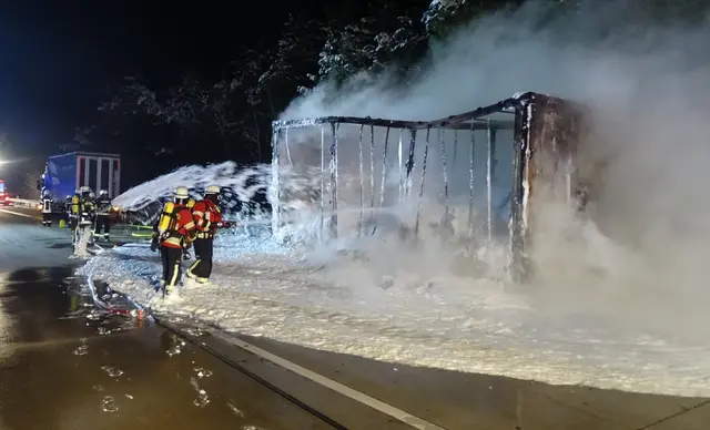 Nur noch ein Gerippe: Der Lkw-Anhänger brannte vollständig aus | Foto: Feuerwehr Hanstedt