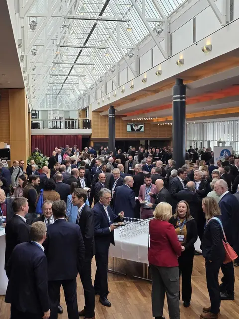 Netzwerken und Austausch im Fokus: Rund 900 Gäste diskutierten am Mittwoch, 7. Januar, über die Zukunft der Wirtschaft zwischen Elbe und Weser | Foto: Juliett Schinner