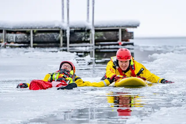 Torven Weitendorf (li.) und Philip Kraatz mit Rettungsbrett der DLRG-Jugend Tostedt üben für den Ernstfall | Foto: Daniel-André Reinelt