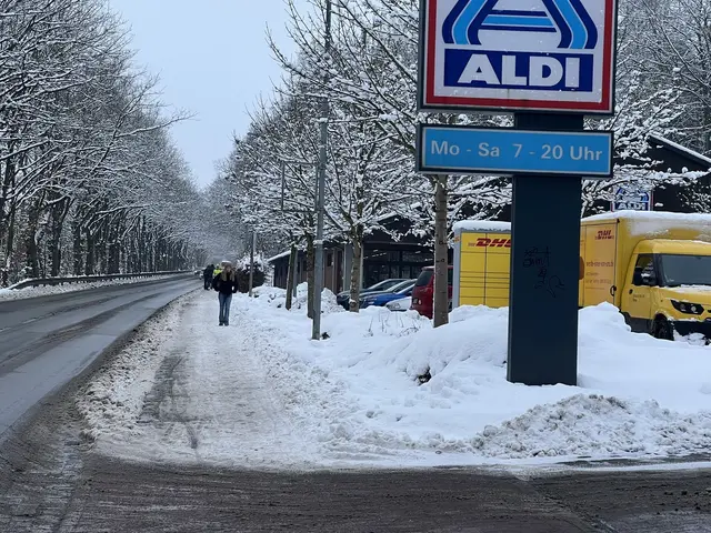 Am Sprötzer Weg in Richtung Schulzentrum II ist der Gehweg nicht freigeräumt | Foto: privat