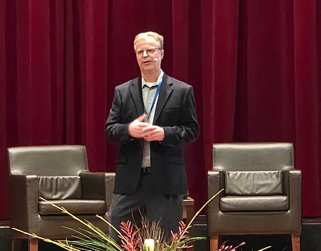 Konstantin Guericke, Co-Founder von LinkedIn, im Austausch mit den anwesenden Gästen, welche regionalen Stärken und Chancen er in der Region Elbe-Weser sieht | Foto: Juliett Schinner