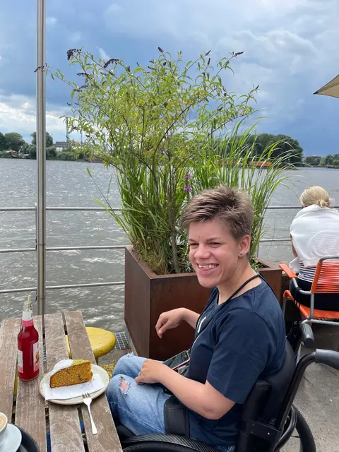 Antonia Dedio lebt mit einer körperlichen Einschränkung und studiert auf Lehramt | Foto: Antje Dedio