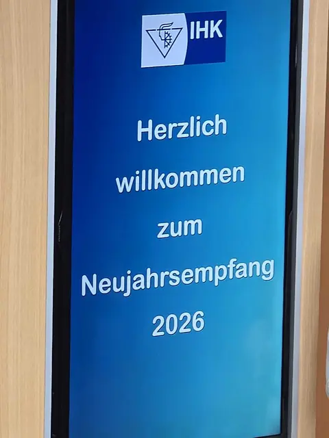 Netzwerken im Fokus: Rund 900 Gäste diskutierten aktuelle Wirtschaftsthemen. | Foto: Juliett Schinner