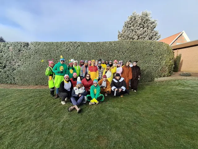 Beim Schnorren am Sonntagmorgen ging die bunte Truppe von Haustür zu Haustür | Foto: Anika Werner