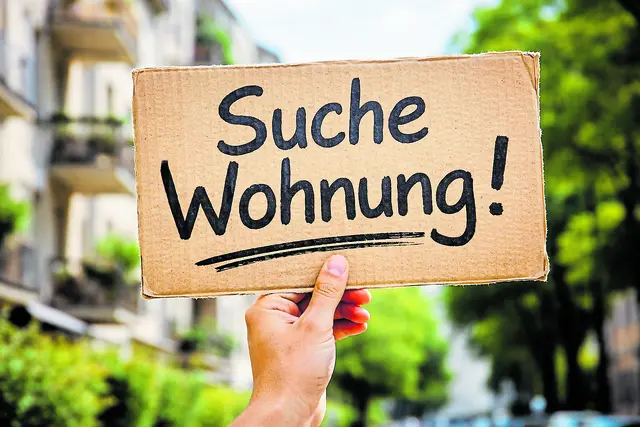 Die Suche nach einer freien Wohnung wird auch im ländlichen Raum immer problematischer | Foto: KI-generiert