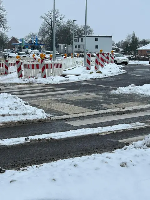 Die weiteren Baumaßnahmen am Tostedter Kreisverkehr verzögern sich aufgrund des Winterwetters | Foto: Andreas Hansen