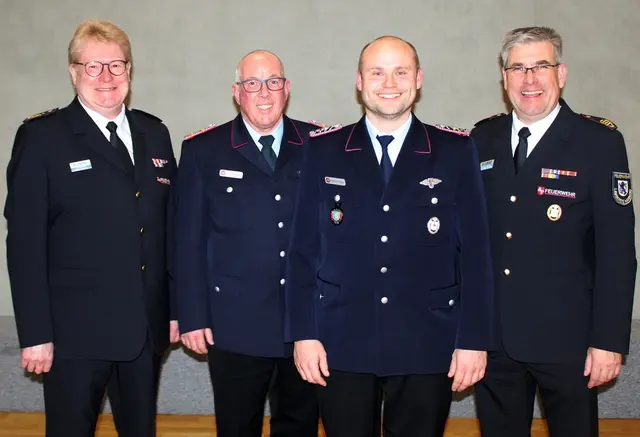 Kreisbrandmeister Jörn Petersen (v. li.), Ortsbrandmeister Jörg Micsek den geehrten Patrick Külper, sowie den Abschnittsleiter Elbe Thorsten Lorenzen | Foto: Burkhard Giese