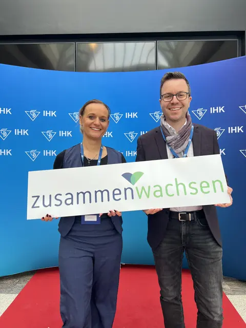 Das Motto des IHK-Neujahrsempfangs gilt auch beim WOCHENBLATT: Juliett Schinner (Leitung Online) und Tobias Benecke (Verkaufsleitung Print im Landkreis Stade) arbeiten Hand in Hand. | Foto: IHK Elbe-Weser