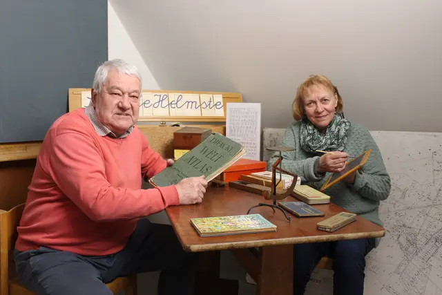 Reiner und Christine Klintworth in der alten Schule der Helmster Heimatschule | Foto: sb