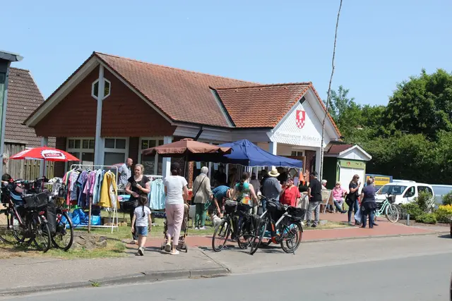 Sehr beliebt: der Helmster Flohmarkt, der sich durch das ganze Dorf zieht | Foto: sb