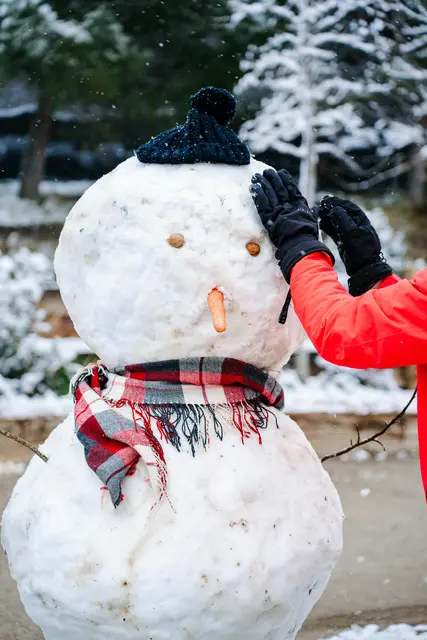 Warm angezogen: Auch er soll nicht frieren
