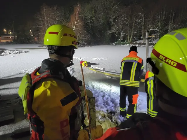 An einem luftgefüllten Schlauch kann sich der Eingebrochene festhalten, sodass er herausgezogen werden kann  | Foto: FF Seevetal