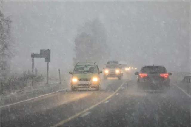  Bei schlechter Sicht und wechselndem Wetter ist eine angepasste Fahrweise wichtig: Die Geschwindigkeit reduzieren, den Abstand zum vorausfahrenden Fahrzeug vergrößern | Foto: Sohlmann / AdobeStock / Barmenia Gothaer