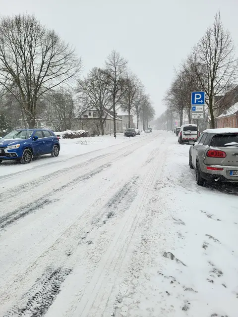 Die B75 in der Ortsdurchfahrt Tostedt. Wo sonst die Fahrzeuge Stoßstange an Stoßstange stehen, herrscht Ruhe. Die Straße ist befahrbar, mehr nicht | Foto: sh