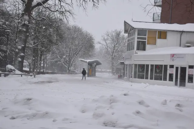Der Treffpunkt ohne Bus: Die Personenbeförderung per Bus wurde um 12.30 Uhr eingestellt | Foto: Axel-Holger Haase