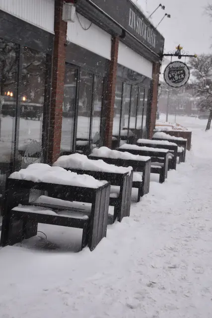 Auch bei der Bäckerei blieben die Sitzbänke vor dem Geschäft unbenutzt ... | Foto: Axel-Holger Haase