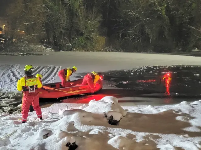 Feuerwehrleute versuchen mit einem Schlauchbot zum Eingebrochenen zu gelangen | Foto: FF Seevetal
