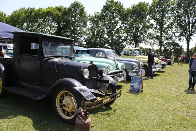 Oldtimertreffen vor dem Dörpshus  | Foto: sb