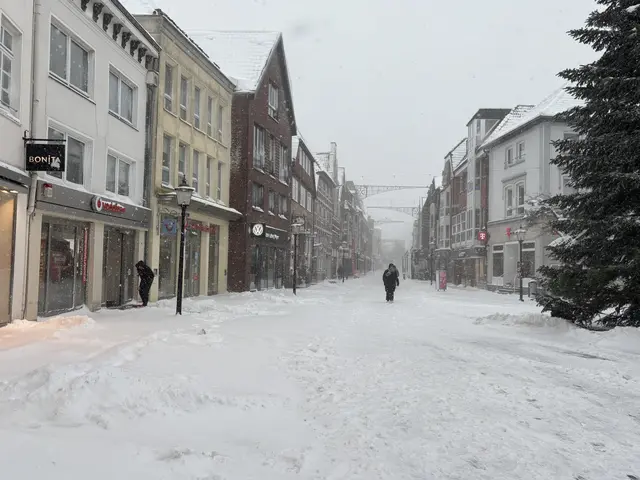 Die Buxtehuder Innenstadt versinkt unter einer tiefen Schneeschicht – nur wenige Spaziergänger sind unterwegs