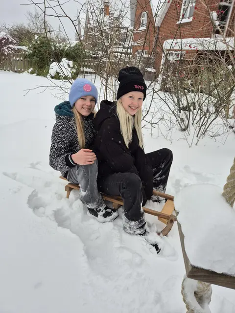 Hatten dank der Schneemassen viel Rodelspaß: die Freundinnen Lynn-Hanna Kanefendt (li.) und Elise Riebesell (beide zehn Jahre alt) aus Salzhausen | Foto: Heiko Riebesell