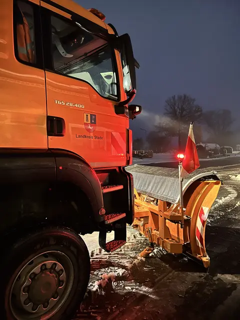 Rund um die Uhr in drei Schichten im Einsatz: der Winterdienst | Foto: Landkreis Stade