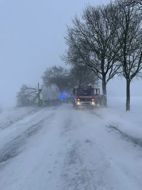 Lkw-Unfall bei Ohrensen: aufwendige Rettung bei Schneetreiben | Foto: Feuerwehr Harsefeld