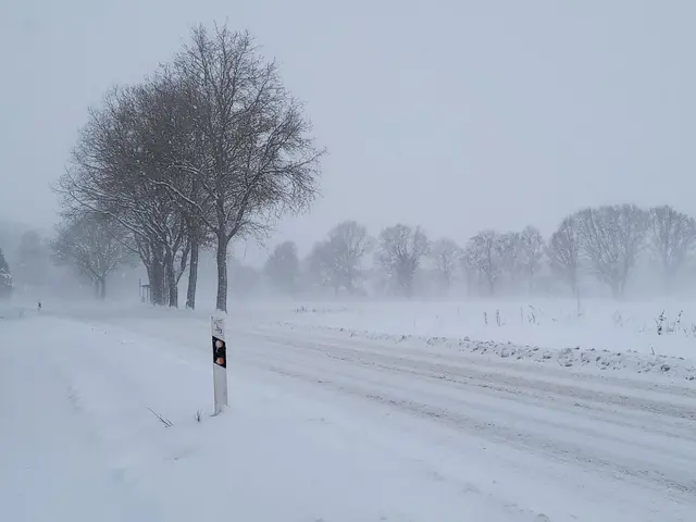 Auf den Straßen, im Landkreis Stade, hier die L123 in Kutenholz, ist wenig los - die meisten Bürgerinnen und Bürger sind heute zuhause geblieben