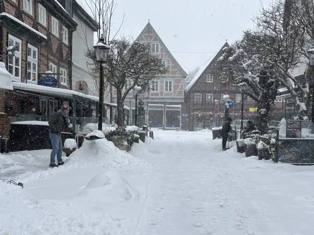 Gegen die Schneemassen kämpfen die Mitarbeitenden der Buxtehuder Geschäfte, die am heute nicht aufgrund des extremen Wetters geschlossen bleiben