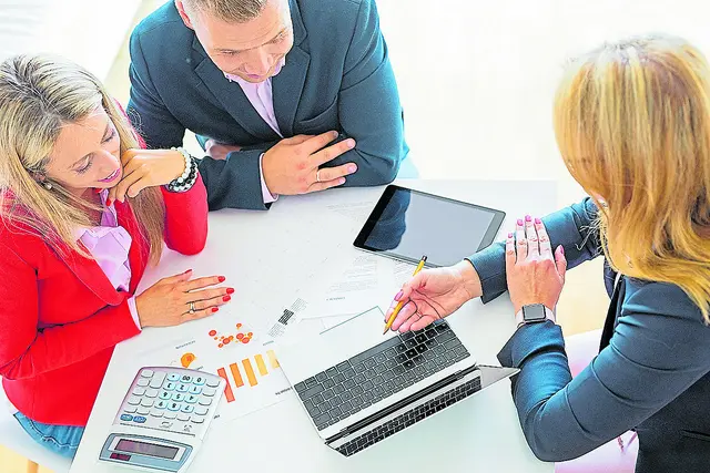 Ausführliche Information hilft bei der Berufswahl | Foto: Adobestock / Kaspars Grinvalds