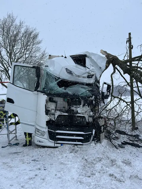 Schwerer Lkw-Unfall bei Ohrensen: Das Fahrzeug prallte frontal gegen einen Baum | Foto: Feuerwehr Harsefeld