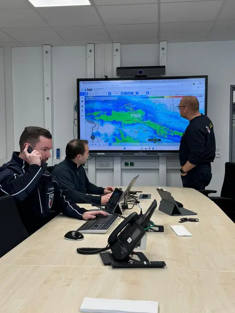Lagebesprechung der Kreisfeuerwehr in der Leitselle Wiepenkathen: Kreisbrandmeister Hennig Klehnsang prüft am Monitor die Situation | Foto: Landkreis