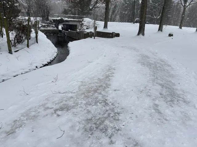 Rutschgefahr: Auf einigen Gehwegen hat sich der Schnee auf eine dicke Eisschicht gelegt