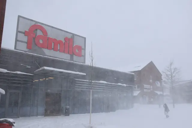 Über den Peets Hoff, wo im Dezember noch die Buden des Weihnachtsmarktes standen, fegte der Schneesturm | Foto: Axel-Holger Haase
