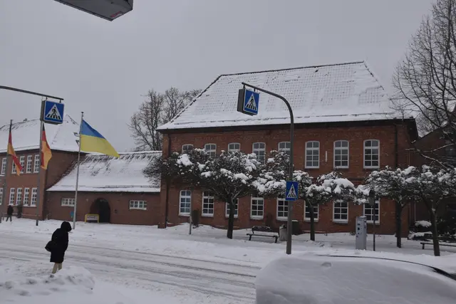 Das Buchholzer Rathaus in weißer Schneepracht - die Lichter blieben aus | Foto: Axel-Holger Haase