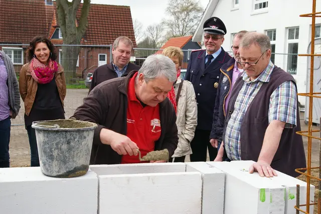 Bei der Grundsteinlegung am neuen Dörpshus in Helmste legte auch Reiner Klintworth Hand an | Foto: sb