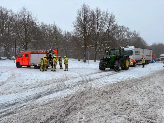 Auf der B 74 am Perlberg in Stade-Wiepenkathen hatten einige Lkw Probleme mit der Steigung. Die Feuerwehr konnte unter anderem mit einem Traktor helfen | Foto:  Feuerwehr