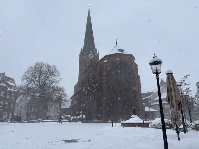 Auch die St. Petri-Kirche ist von einer Schneeschicht verdeckt | Foto: pau