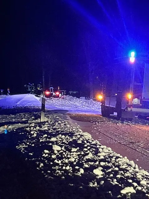 Die Feuerwehr Wischhafen befreit einen PKW aus einer Schneewehe | Foto: Egon Viehmann / Pressesprecher Feuerwehr Nordkehdingen