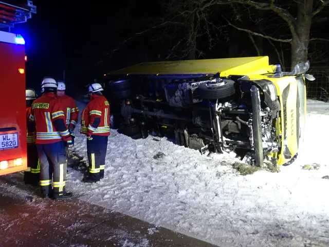 Der Lkw rutschte bei glatter Fahrbahn in die Böschung und kippte um | Foto: Feuerwehr Samtgemeinde Hanstedt