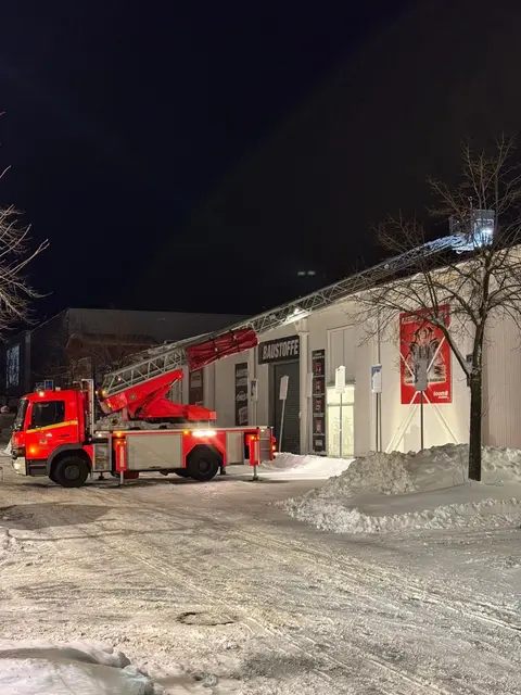 Die Feuerwehr befreit die Dächer der Toom-Märkte in Stade und Buxtehude  von der Schneelast  | Foto: Landkreis /Kreisfeuerwehr Stade