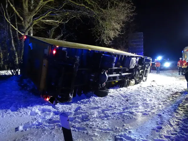 Der Lkw bielb auf der Seite liegend liegen | Foto: Feuerwehr Samtgemeinde Hanstedt