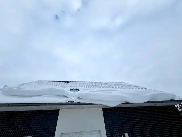 Auf Schrägdächern sammelt sich der Schnee an den Dachkanten besonders stark – bei Tauwetter kann er unkontrolliert abrutschen | Foto: tml