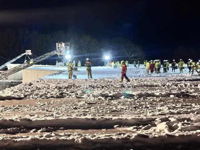 Die Einsatzkräfte auf dem Dach | Foto: Landkreis Stade / Kreisfeuerwehr