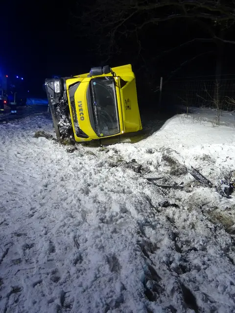 Der Lkw-Fahrer konnte von Ersthelfern aus dem verunfallten Fahreug befreit werden | Foto: Feuerwehr Samtgemeinde Hanstedt