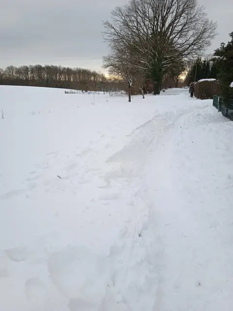 Schneeverwehungen: Kein Durchkommen am Buchholzer Krützbarg: Der Bauhof regaierte schnell | Foto: Rainer Gülzow